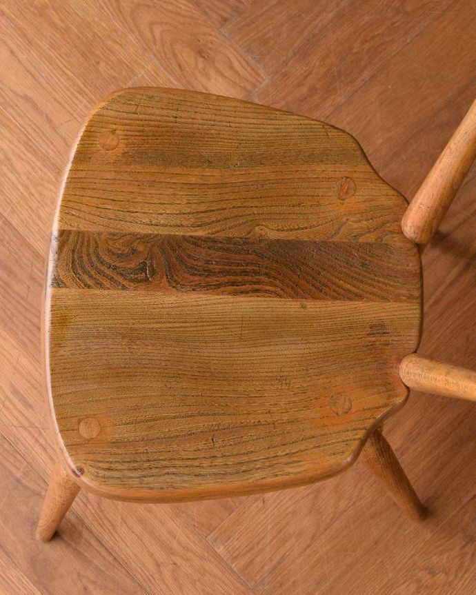 アーコールの家具　アンティーク チェア　人気の北欧ヴィンテージ家具、アーコール シングルバックチェア（スタッキングチェア） 。座面に隠されたヒミツ「座繰り」と言って、お尻と太もも部分に彫が入っているんです。(z-045-c)