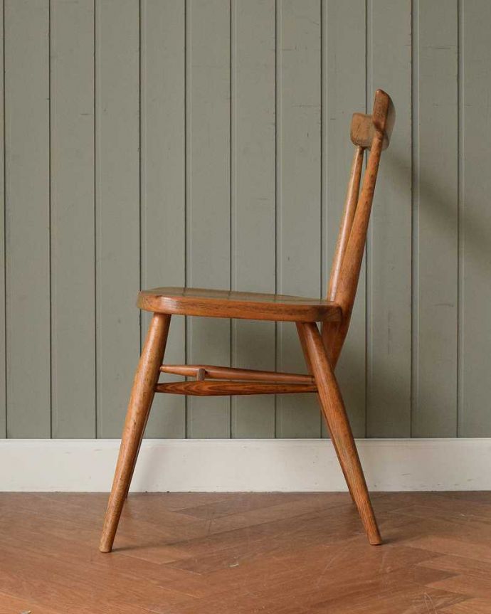 アーコールの家具　アンティーク チェア　人気の北欧ヴィンテージ家具、アーコール シングルバックチェア（スタッキングチェア） 。横顔もほっこりデザイン横から見ても、なんだかほっこりぬくもりあるデザインです。(z-045-c)