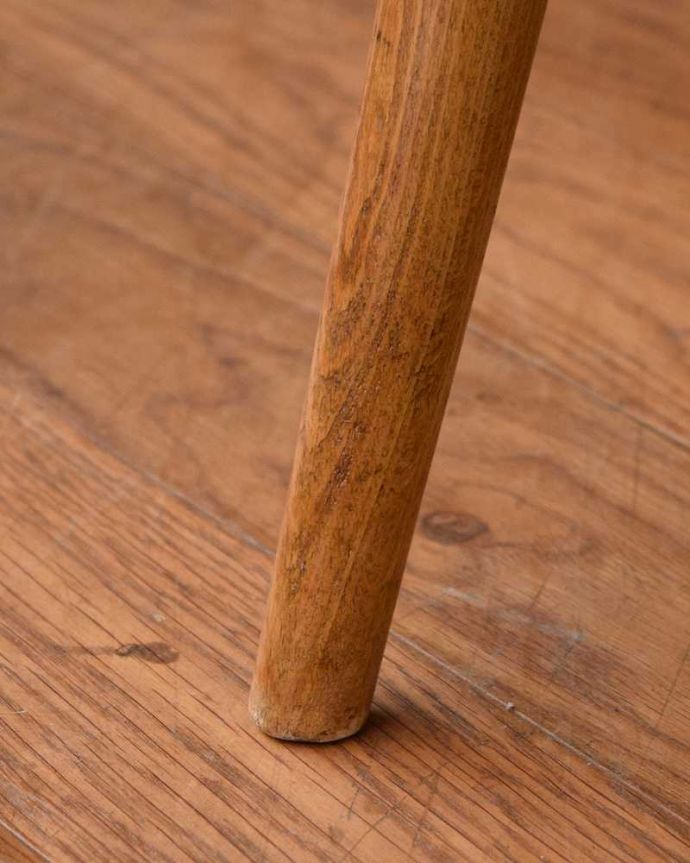 アーコールの家具　アンティーク チェア　人気の北欧ヴィンテージ家具、アーコール シングルバックチェア（スタッキングチェア） 。床を滑らせて移動出来ますHandleではアンティークチェアの脚の裏にフェルトキーパーをお付けしています。(z-045-c)