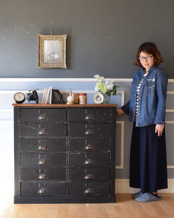 アンティークのチェスト　アンティーク家具　フランスからのペイントのビンテージ家具、かっこいいチェスト（ドロワー）。毎日がお姫様気分。(z-045-f)