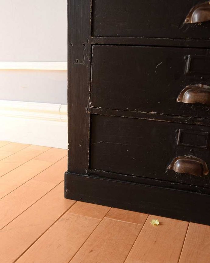 アンティークのチェスト　アンティーク家具　フランスからのペイントのビンテージ家具、かっこいいチェスト（ドロワー）。女性1人でラクラク運べちゃう仕掛けHandleのアンティークは、脚の裏にフェルトキーパーをお付けしています。(z-045-f)