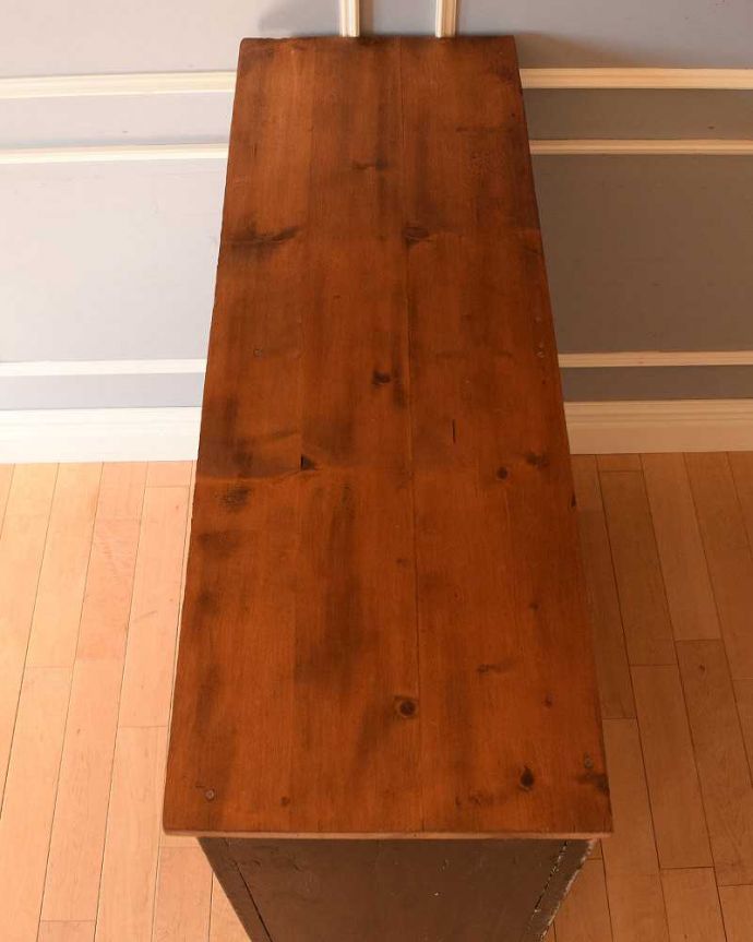 アンティークのチェスト　アンティーク家具　フランスからのペイントのビンテージ家具、かっこいいチェスト（ドロワー）。何を置こうかな･･･？上から見るとチェストはこんな形になっています。(z-045-f)