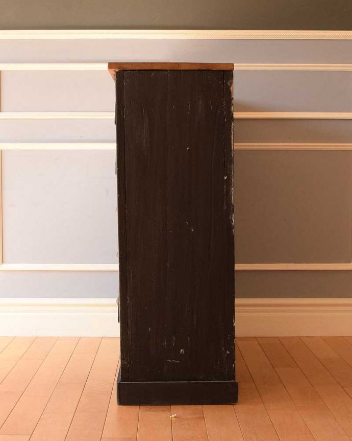 アンティークのチェスト　アンティーク家具　フランスからのペイントのビンテージ家具、かっこいいチェスト（ドロワー）。横から見てもステキ実はサイドにも美しい彫が入っているんです。(z-045-f)