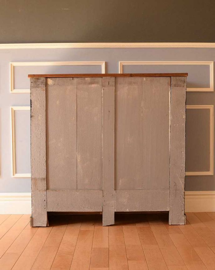 アンティークのチェスト　アンティーク家具　フランスからのペイントのビンテージ家具、かっこいいチェスト（ドロワー）。後ろ姿も女性らしく後ろ姿にも気を使っています。(z-045-f)