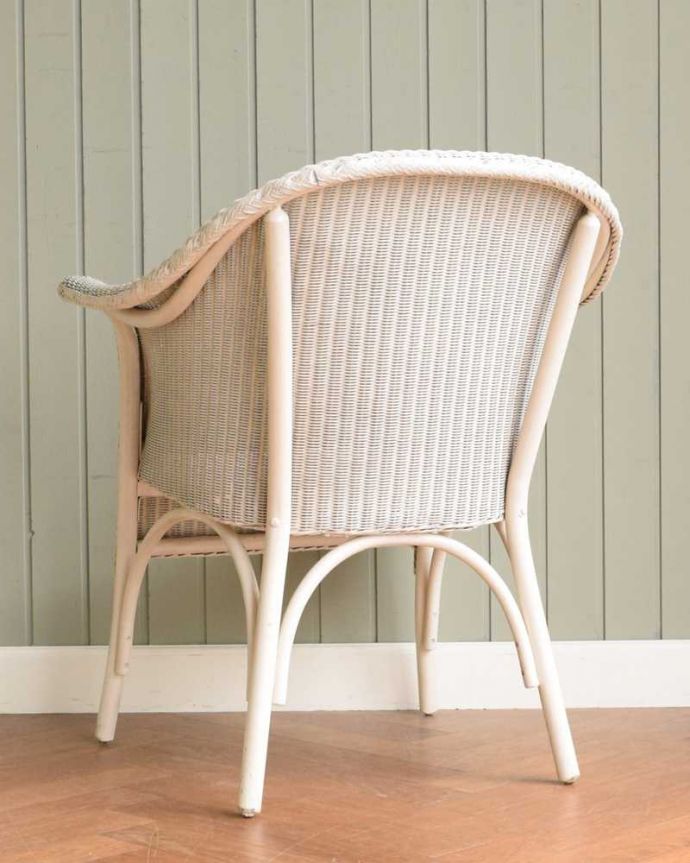 ロイドルーム アンティーク チェア 紙とワイヤーで造り出されたアンティークの椅子、ゆったりと過ごせるロイドルームチェア。後ろ姿にも自信があります!アンティークは新品ではないので経年変化によるキズはありますが、専門の職人が目立たないようキレイにお直しをしているので、後姿までキレイです。(z-046-c)