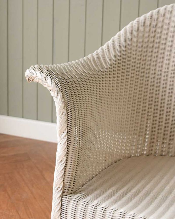 ロイドルーム アンティーク チェア 紙とワイヤーで造り出されたアンティークの椅子、ゆったりと過ごせるロイドルームチェア。アーム部分にも注目肘を掛けておけるアームチェアは座ったときにやっぱりラク。(z-046-c)