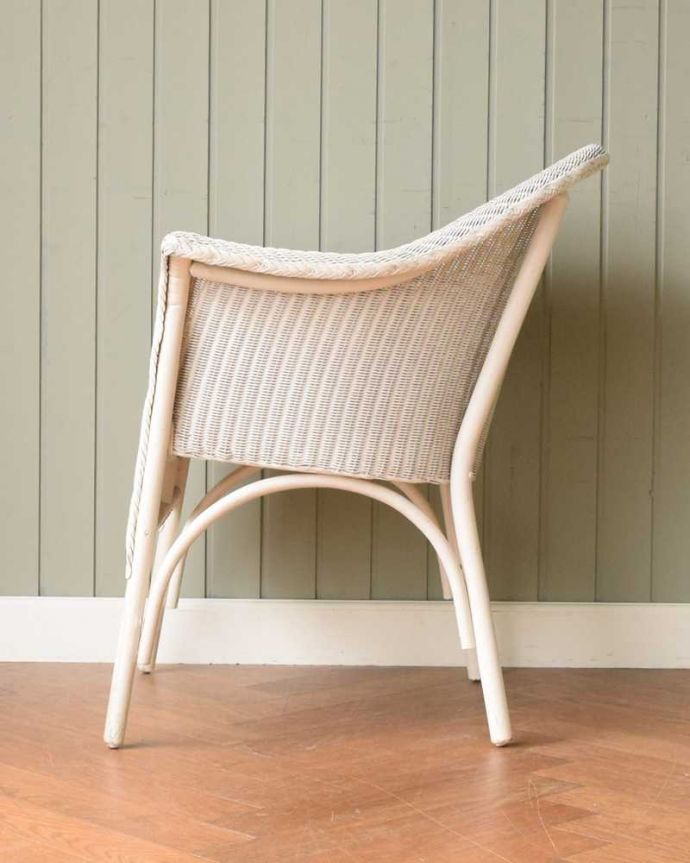 ロイドルーム アンティーク チェア 紙とワイヤーで造り出されたアンティークの椅子、ゆったりと過ごせるロイドルームチェア。横から見るとこんな感じです背もたれがゆるやかにカーブしているので、深く腰掛けるとよりリラックスできます。(z-046-c)