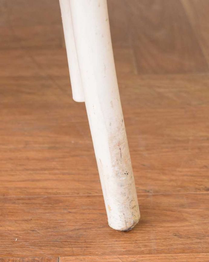 ロイドルーム アンティーク チェア 紙とワイヤーで造り出されたアンティークの椅子、ゆったりと過ごせるロイドルームチェア。床を滑らせて移動出来ますHandleではアンティークチェアの脚の裏にフェルトキーパーをお付けしています。(z-046-c)