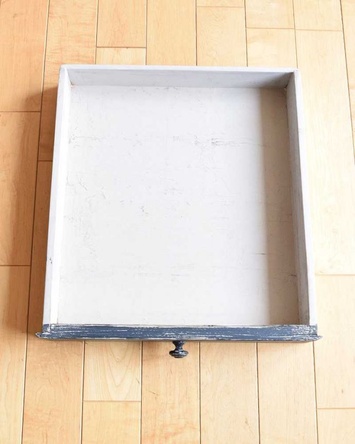 アンティークのテーブル　アンティーク家具　2トーンカラーが可愛い、引き出し付きの英国アンティークテーブル。引き出しの中も、もちろんキレイです。(z-046-f)