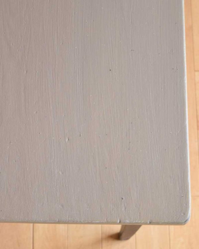 アンティークのテーブル　アンティーク家具　2トーンカラーが可愛い、引き出し付きの英国アンティークテーブル。近づいてみるとこんな感じです。(z-046-f)