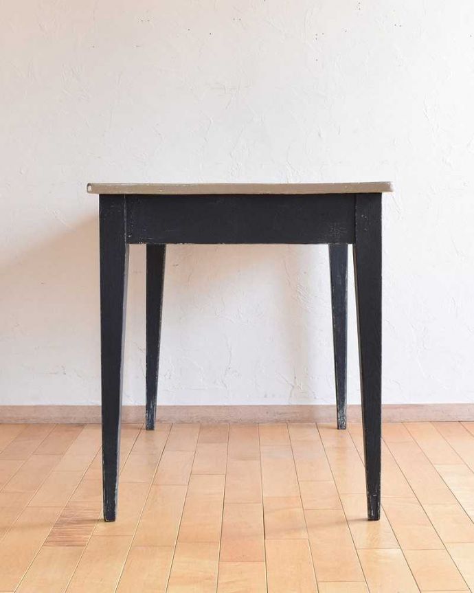 アンティークのテーブル　アンティーク家具　2トーンカラーが可愛い、引き出し付きの英国アンティークテーブル。真横から見ると･･･サイドから見てみると、こんな感じで美しいです。(z-046-f)