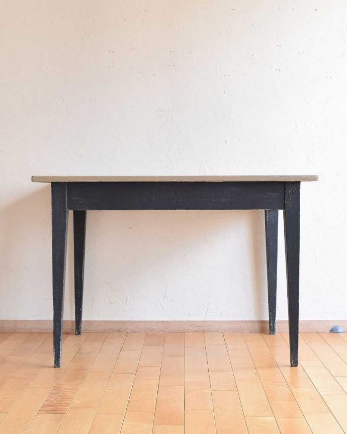 アンティークのテーブル　アンティーク家具　2トーンカラーが可愛い、引き出し付きの英国アンティークテーブル。クルッと回転。(z-046-f)