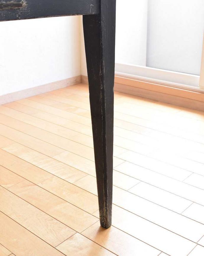 アンティークのテーブル　アンティーク家具　2トーンカラーが可愛い、引き出し付きの英国アンティークテーブル。持ち上げなくても移動できます！Handleのアンティークは、脚の裏にフェルトキーパーをお付けしていますので、床を滑らせてれば女性1人でも移動が簡単です。(z-046-f)