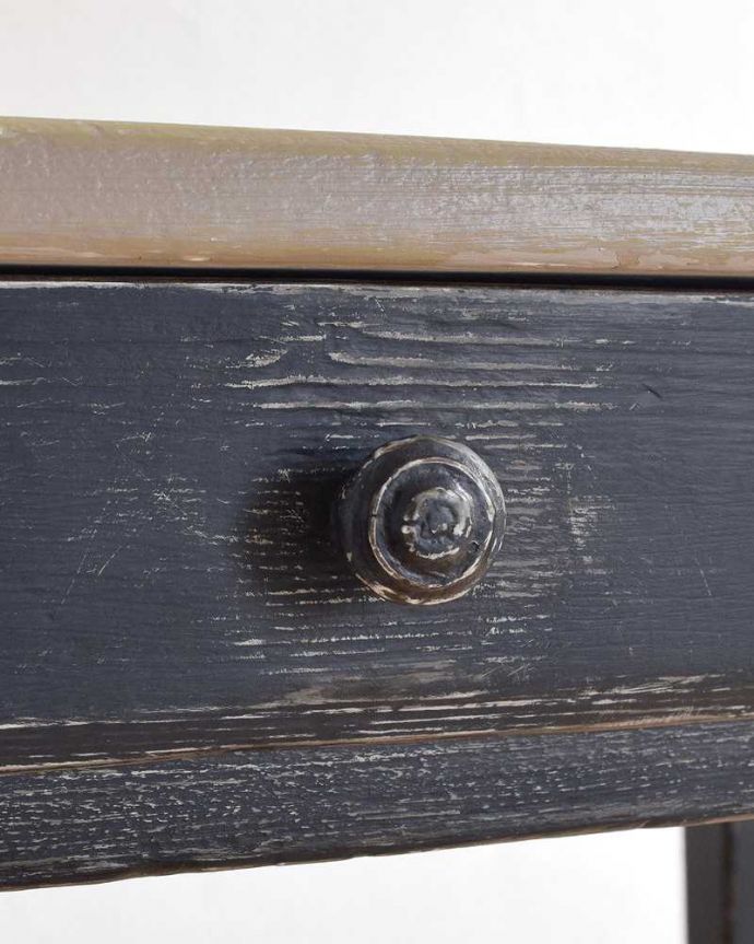 アンティークのテーブル　アンティーク家具　2トーンカラーが可愛い、引き出し付きの英国アンティークテーブル。何かと便利な引き出し付きテーブルの引き出しは、いろいろ便利に使えます。(z-046-f)