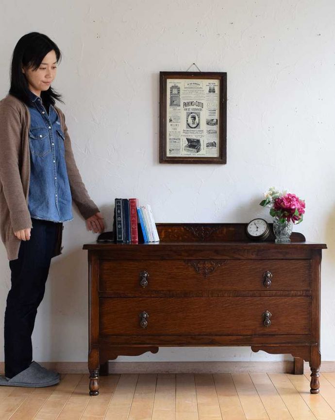 アンティークのチェスト　アンティーク家具　英国テイストのアンティーク家具、オシャレな２段チェスト。英国アンティークらしい落ち着いた雰囲気が自慢落ち着いた色合いが英国アンティークらしい雰囲気のチェスト。(z-047-f)