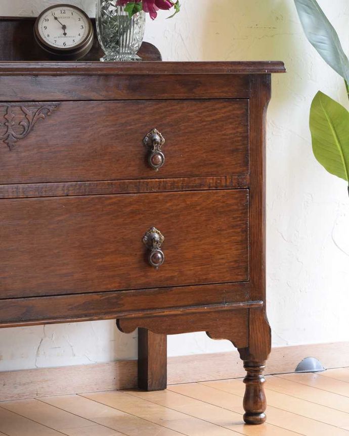 アンティークのチェスト　アンティーク家具　英国テイストのアンティーク家具、オシャレな２段チェスト。見た目はもちろん、実用的に使って楽しみましょうアンティークのチェストは見た目の美しさはもちろん、実用的にたっぷり収納が出来る実力派。(z-047-f)