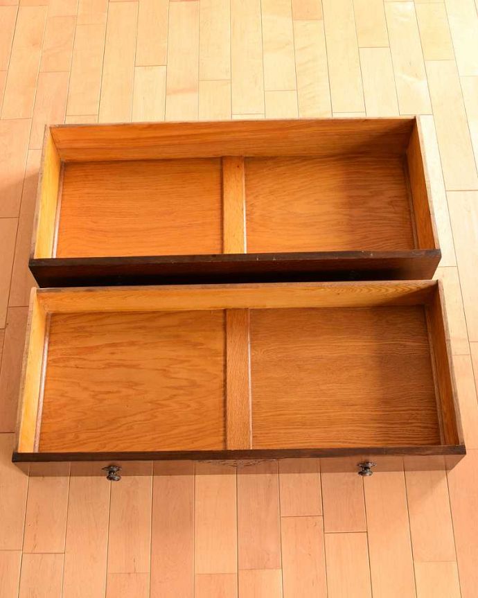 アンティークのチェスト　アンティーク家具　英国テイストのアンティーク家具、オシャレな２段チェスト。何を入れても大丈夫。(z-047-f)