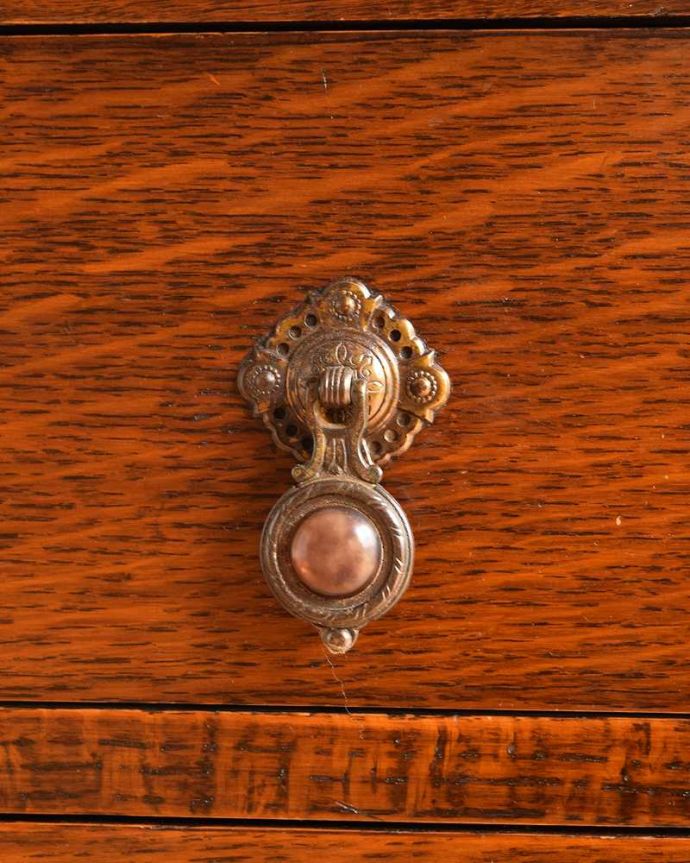 アンティークのチェスト　アンティーク家具　英国テイストのアンティーク家具、オシャレな２段チェスト。開ける度にワクワク高級感漂うアンティークらしいデザインの取っ手。(z-047-f)