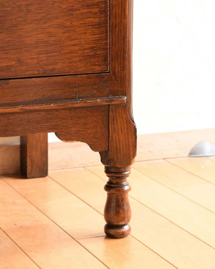 アンティークのチェスト　アンティーク家具　英国テイストのアンティーク家具、オシャレな２段チェスト。女性1人でラクラク運べちゃう仕掛けHandleのアンティークは、脚の裏にフェルトキーパーをお付けしています。(z-047-f)