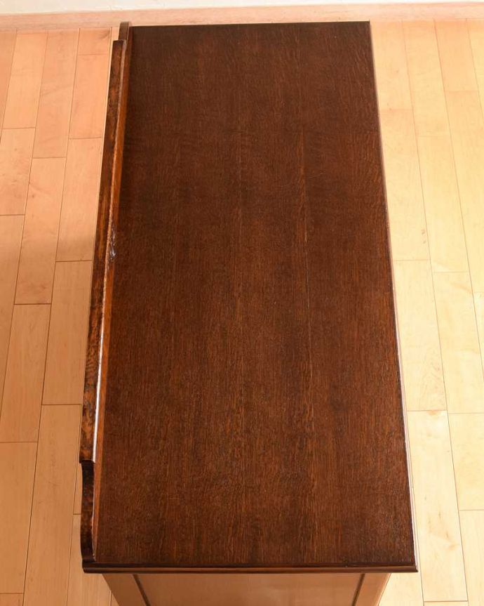 アンティークのチェスト　アンティーク家具　英国テイストのアンティーク家具、オシャレな２段チェスト。何を置こうかな･･･？上から見ると、天板はこんな感じです。(z-047-f)