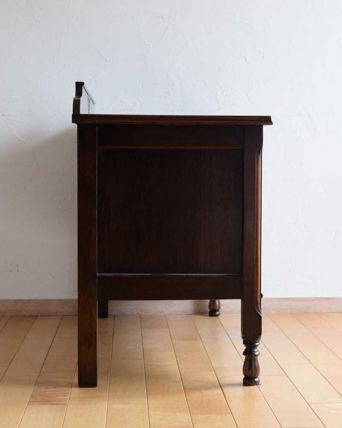 アンティークのチェスト　アンティーク家具　英国テイストのアンティーク家具、オシャレな２段チェスト。横顔だってカッコいい横から見るとこんな感じです。(z-047-f)