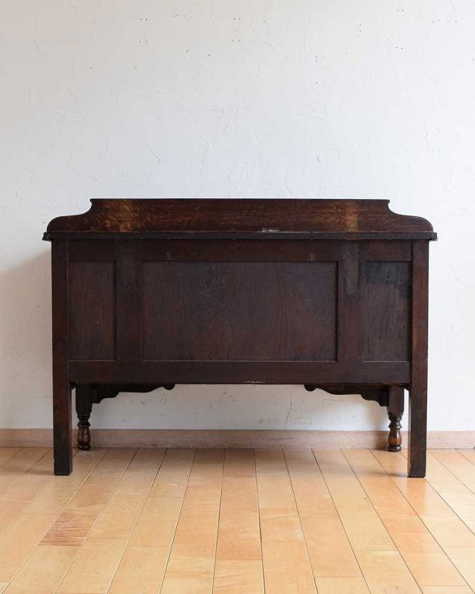 アンティークのチェスト　アンティーク家具　英国テイストのアンティーク家具、オシャレな２段チェスト。後ろ姿にも自信アリ！アンティークは新品ではないので、経年変化によるキズはありますが、専門の職人がキレイに修復したので後ろ姿にも自信があります。(z-047-f)