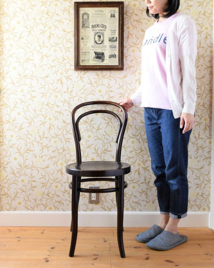 ベントウッドチェア　アンティーク チェア　ダブルループの背もたれが美しいアンティークベントウッドスツール。一本の木をぐにゅっと曲げたベントウッドチェア背もたれのデザインが特長のベントウッドチェア。(z-048-c)