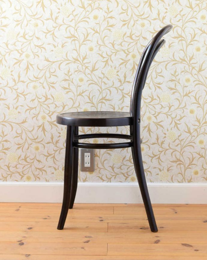 ベントウッドチェア　アンティーク チェア　ダブルループの背もたれが美しいアンティークベントウッドスツール。横顔も英国らしいカッコよさ英国のパブの雰囲気たっぷりのベントウッドチェアは、横から見てもカッコイイんです。(z-048-c)