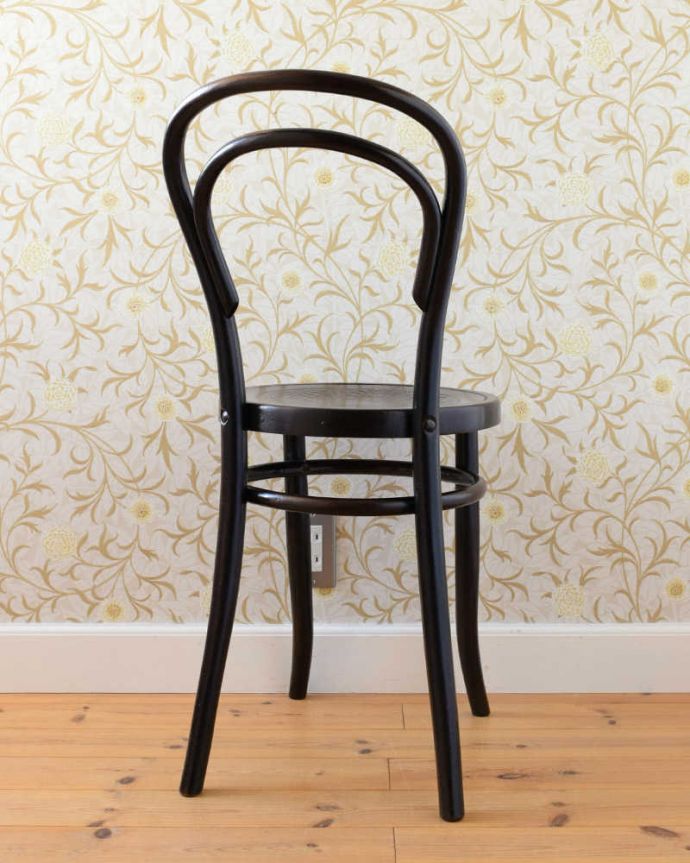 ベントウッドチェア　アンティーク チェア　ダブルループの背もたれが美しいアンティークベントウッドスツール。後ろ姿にも自信があります！アンティークは新品ではないので経年変化によるキズはありますが、しっかり修復して組み直したので安心して座って頂けます。(z-048-c)