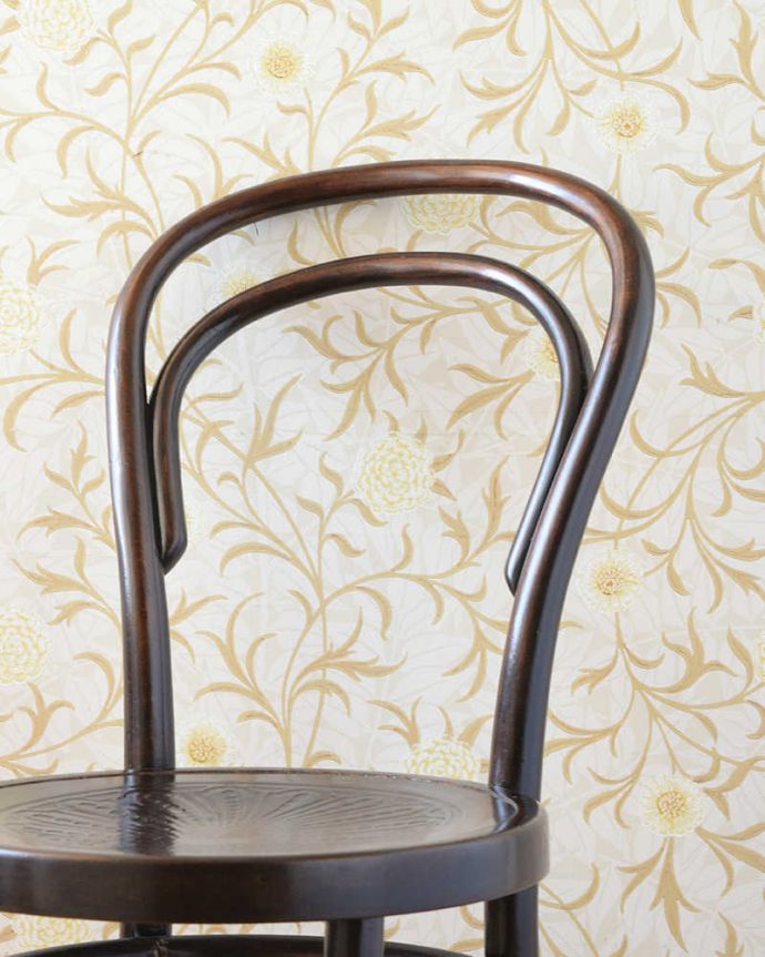 ベントウッドチェア　アンティーク チェア　ダブルループの背もたれが美しいアンティークベントウッドスツール。美しいだけじゃなくて強い！背もたれは木を切り出しているのではなく、1本の木材を蒸気で蒸して曲げているので、繊維が断ち切られず粘りがあって丈夫なんです。(z-048-c)