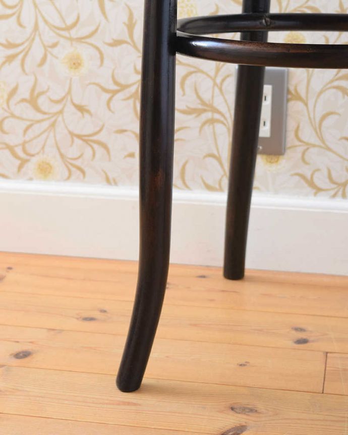 ベントウッドチェア　アンティーク チェア　ダブルループの背もたれが美しいアンティークベントウッドスツール。床を滑らせて移動出来ますHandleではアンティークチェアの脚の裏にフェルトキーパーをお付けしています。(z-048-c)