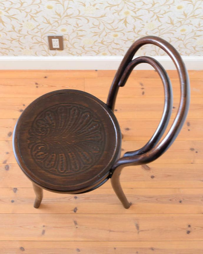 ベントウッドチェア　アンティーク チェア　ダブルループの背もたれが美しいアンティークベントウッドスツール。座面にも個性があります背もたれだけじゃなく座面にも注目！丸みを帯びた可愛い座面がベントウッドの特長です。(z-048-c)