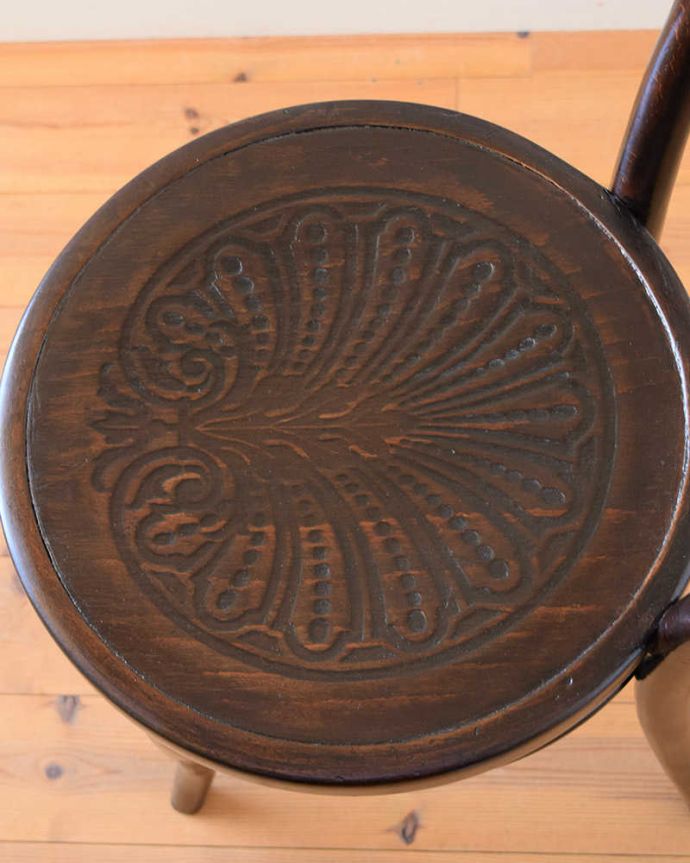 ベントウッドチェア　アンティーク チェア　ダブルループの背もたれが美しいアンティークベントウッドスツール。近くで見てみるとそれぞれ模様が違うベントウッドチェアの座面。(z-048-c)