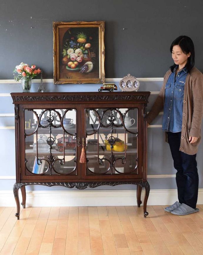 アンティークのキャビネット　アンティーク家具　マホガニー材のアンティーク英国家具、装飾が美しいガラスキャビネット（ショーケース）。おススメ度No,1のアンティーク家具いろんな場所で使えてお部屋に魅せ場を作ってくれるガラスのキャビネットはアンティーク家具の中でもイチオシの家具です。(z-048-f)