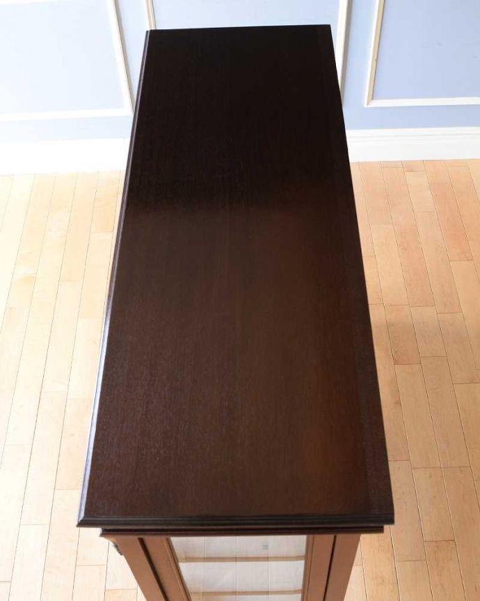 アンティークのキャビネット　アンティーク家具　マホガニー材のアンティーク英国家具、装飾が美しいガラスキャビネット（ショーケース）。上から見るとよく分かるキャビネットの形全体の形はこんな感じです。(z-048-f)