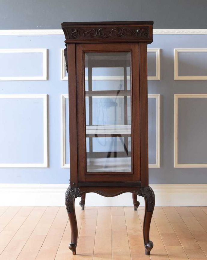 アンティークのキャビネット　アンティーク家具　マホガニー材のアンティーク英国家具、装飾が美しいガラスキャビネット（ショーケース）。横から見てもステキ背板以外の三方向がガラスで囲まれたキャビネット。(z-048-f)