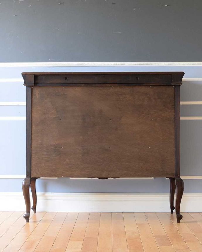 アンティークのキャビネット　アンティーク家具　マホガニー材のアンティーク英国家具、装飾が美しいガラスキャビネット（ショーケース）。もちろん背中を見てもキレイですアンティークは新品ではないので経年変化によるキズはありますが、専門の職人がキレイにお直ししたので、背中もキレイです。(z-048-f)