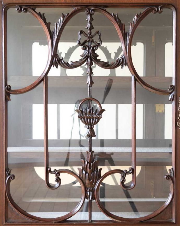 アンティークのキャビネット　アンティーク家具　マホガニー材のアンティーク英国家具、装飾が美しいガラスキャビネット（ショーケース）。美しい装飾にうっとり…ガラス面の装飾が上品なアクセントに。(z-048-f)