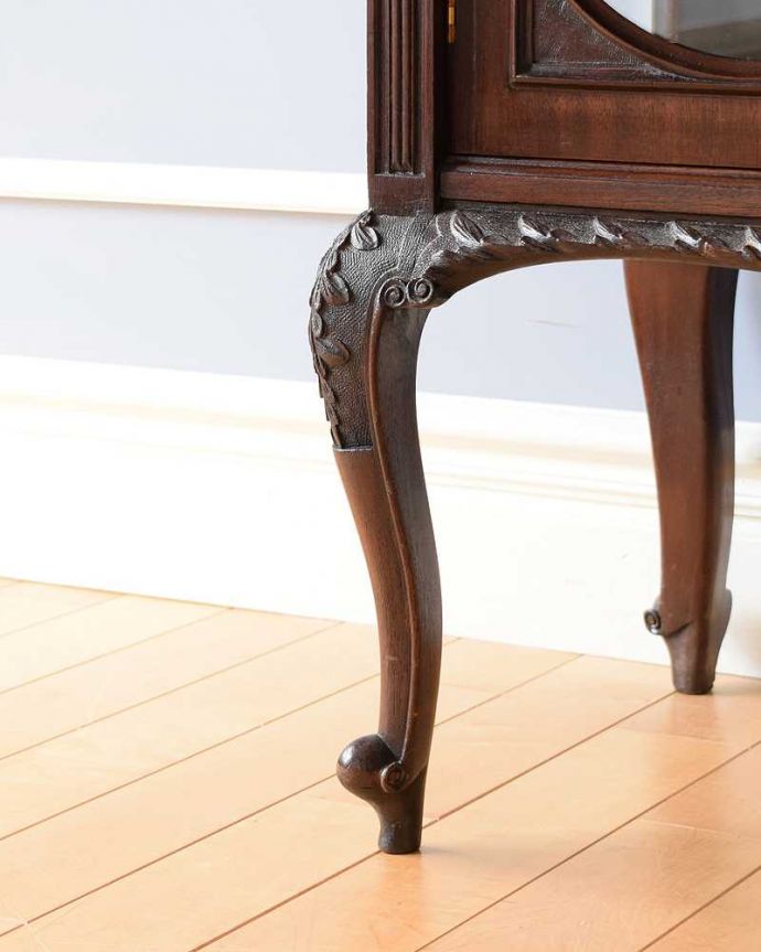 アンティークのキャビネット　アンティーク家具　マホガニー材のアンティーク英国家具、装飾が美しいガラスキャビネット（ショーケース）。女性１人でラクラク運べちゃうんですHandleのアンティークは、脚の裏にフェルトキーパーをお付けしています。(z-048-f)