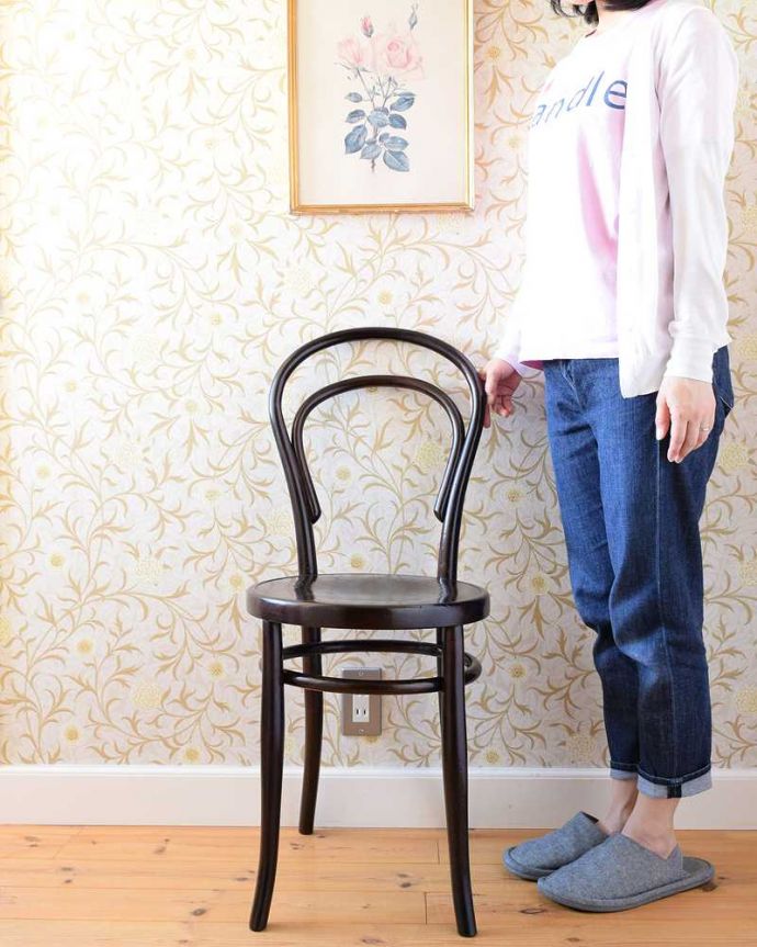 ベントウッドチェア　アンティーク チェア　イギリスから届いたアンティーク椅子、背もたれが２本ラインのベントウッドチェア。一本の木をぐにゅっと曲げたベントウッドチェア背もたれのデザインが特長のベントウッドチェア。(z-049-c)