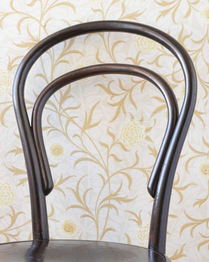 ベントウッドチェア　アンティーク チェア　イギリスから届いたアンティーク椅子、背もたれが２本ラインのベントウッドチェア。美しいだけじゃなくて強い！背もたれは木を切り出しているのではなく、1本の木材を蒸気で蒸して曲げているので、繊維が断ち切られず粘りがあって丈夫なんです。(z-049-c)