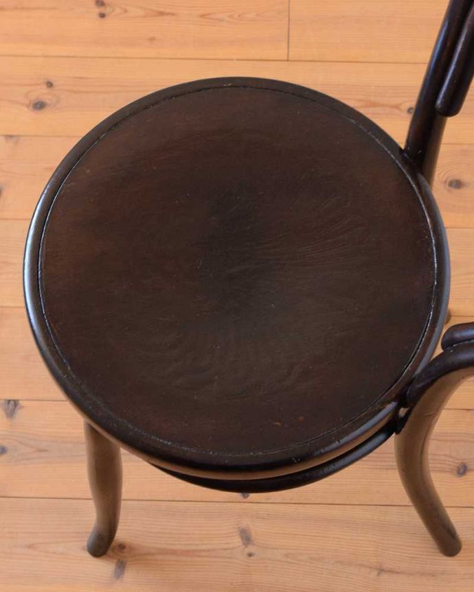 ベントウッドチェア　アンティーク チェア　イギリスから届いたアンティーク椅子、背もたれが２本ラインのベントウッドチェア。座面にも個性があります背もたれだけじゃなく座面にも注目！丸みを帯びた可愛い座面がベントウッドの特長です。(z-049-c)