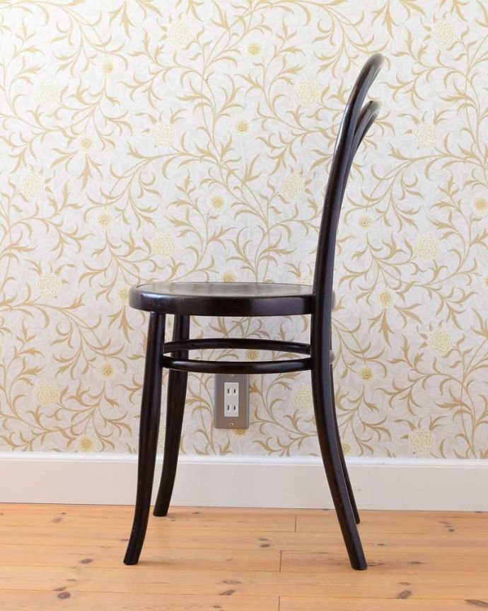 ベントウッドチェア　アンティーク チェア　イギリスから届いたアンティーク椅子、背もたれが２本ラインのベントウッドチェア。横顔も英国らしいカッコよさ英国のパブの雰囲気たっぷりのベントウッドチェアは、横から見てもカッコイイんです。(z-049-c)