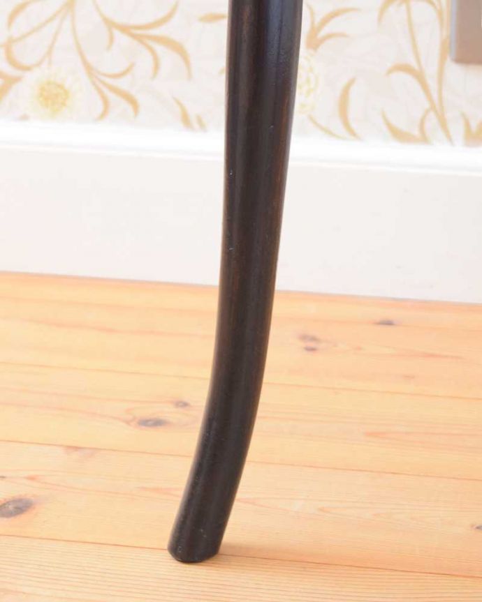 ベントウッドチェア　アンティーク チェア　イギリスから届いたアンティーク椅子、背もたれが２本ラインのベントウッドチェア。床を滑らせて移動出来ますHandleではアンティークチェアの脚の裏にフェルトキーパーをお付けしています。(z-049-c)