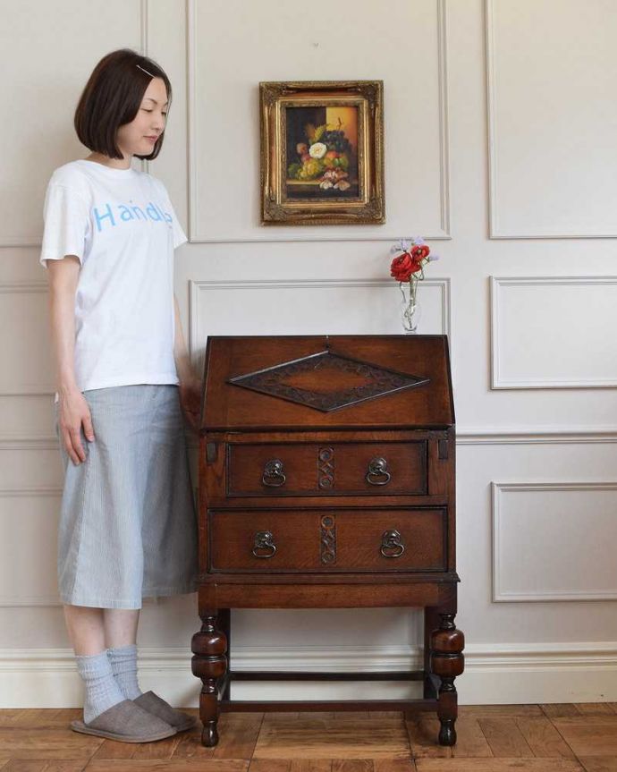 ビューロー　アンティーク家具　おしゃれなアンティーク家具、英国のライティングビューロー。英国らしいドッシリとした落ち着いた雰囲気が自慢扉を開くだけでデスクになっちゃうビューロー。(z-049-f)