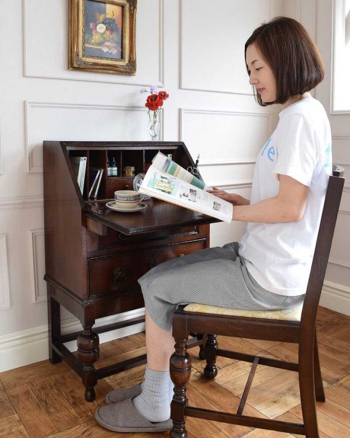 ビューロー　アンティーク家具　おしゃれなアンティーク家具、英国のライティングビューロー。扉を前に倒すだけで、あっという間に自分だけの場所扉の部分を前に倒すと、あっという間にデスクに早変わり。(z-049-f)