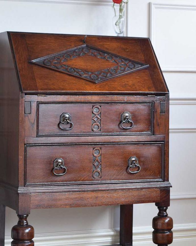 ビューロー　アンティーク家具　おしゃれなアンティーク家具、英国のライティングビューロー。英国アンティークらしい木目の美しさ自慢はアンティークだから手に入る木目の美しさ。(z-049-f)