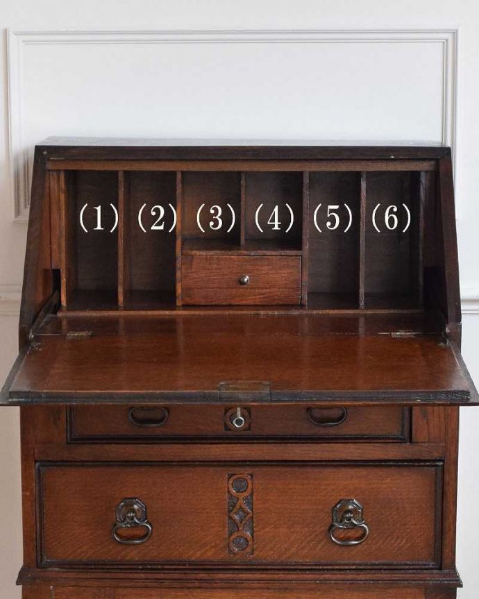 ビューロー　アンティーク家具　おしゃれなアンティーク家具、英国のライティングビューロー。細かく仕切られた中身にうっとり扉の中身はこんなに細かく仕切られています。(z-049-f)