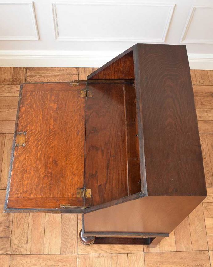 ビューロー　アンティーク家具　おしゃれなアンティーク家具、英国のライティングビューロー。デスクの部分を上から見ると･･･天板部分の塗装も専門の職人がしっかりキレイに修復したので、こんなにキレイです。(z-049-f)