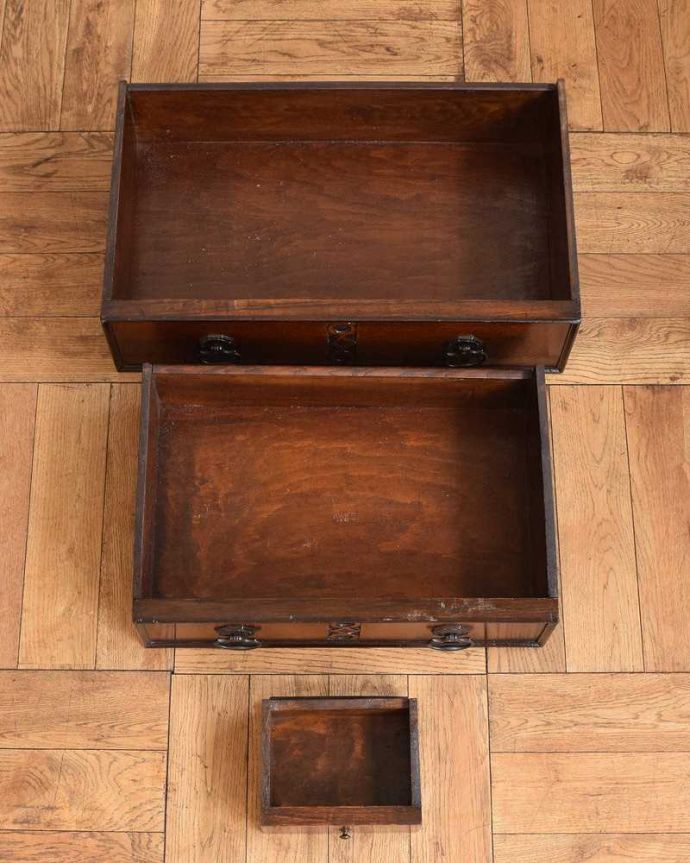 ビューロー　アンティーク家具　おしゃれなアンティーク家具、英国のライティングビューロー。引き出しの中もキレイに仕上げましたもちろん、引き出しの中もキレイに修復したので、実用的にいろんなものを収納してお使い下さい。(z-049-f)